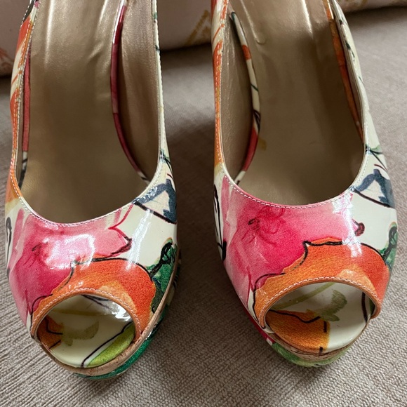 Stuart Weitzman Jean Sunny Petunia Patent Leather Wedge Slingbacks. Size: 7. - Picture 2 of 12
